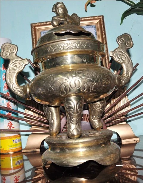 Chiếc lư đồng trên bàn thờ gia đình anh Thức được đồn có trị giá hàng tỉ đồng