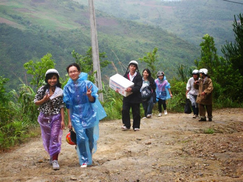 Đoàn tình nguyện viên vượt rất nhiều khó khăn để đến với các em nhỏ