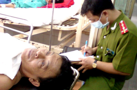 Công an lấy lời khai của Tâm sau khi tỉnh lại tại bệnh viện. Ảnh: Q.T