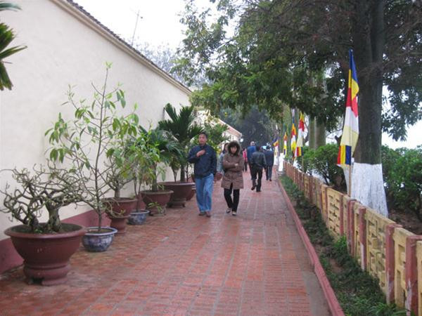 Đi lễ chùa Quán Sứ Sắp lễ tại phủ Tây Hồ sáng nay Mua vàng hương đi lễ tại Phủ Tây Hồ Mẹ đưa con tới Văn Miếu - Quốc Tử Giám cầu học hành thành đạt Cả gia đình đi lễ chùa đầu năm Các cụ già ngồi nghỉ sau khi đi lễ phủ Tây Hồ