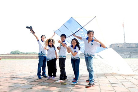 5 bạn trẻ phấn khích khi cánh diều tung bay trên trời Huế trong xanh