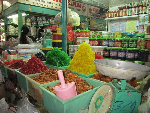 Nhiều loại mứt được bày bán tại các chợ trần như nhộng. Nhiều loại mứt được bày bán tại các chợ trần như nhộng