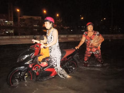  Vật lộn giữa dòng nước