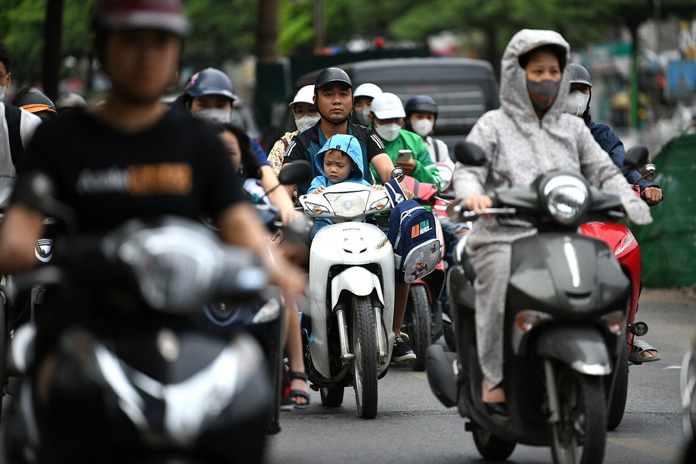 Sáng sớm trời trở lạnh, nhiều em nhỏ đi học phải mặc thêm áo rét.