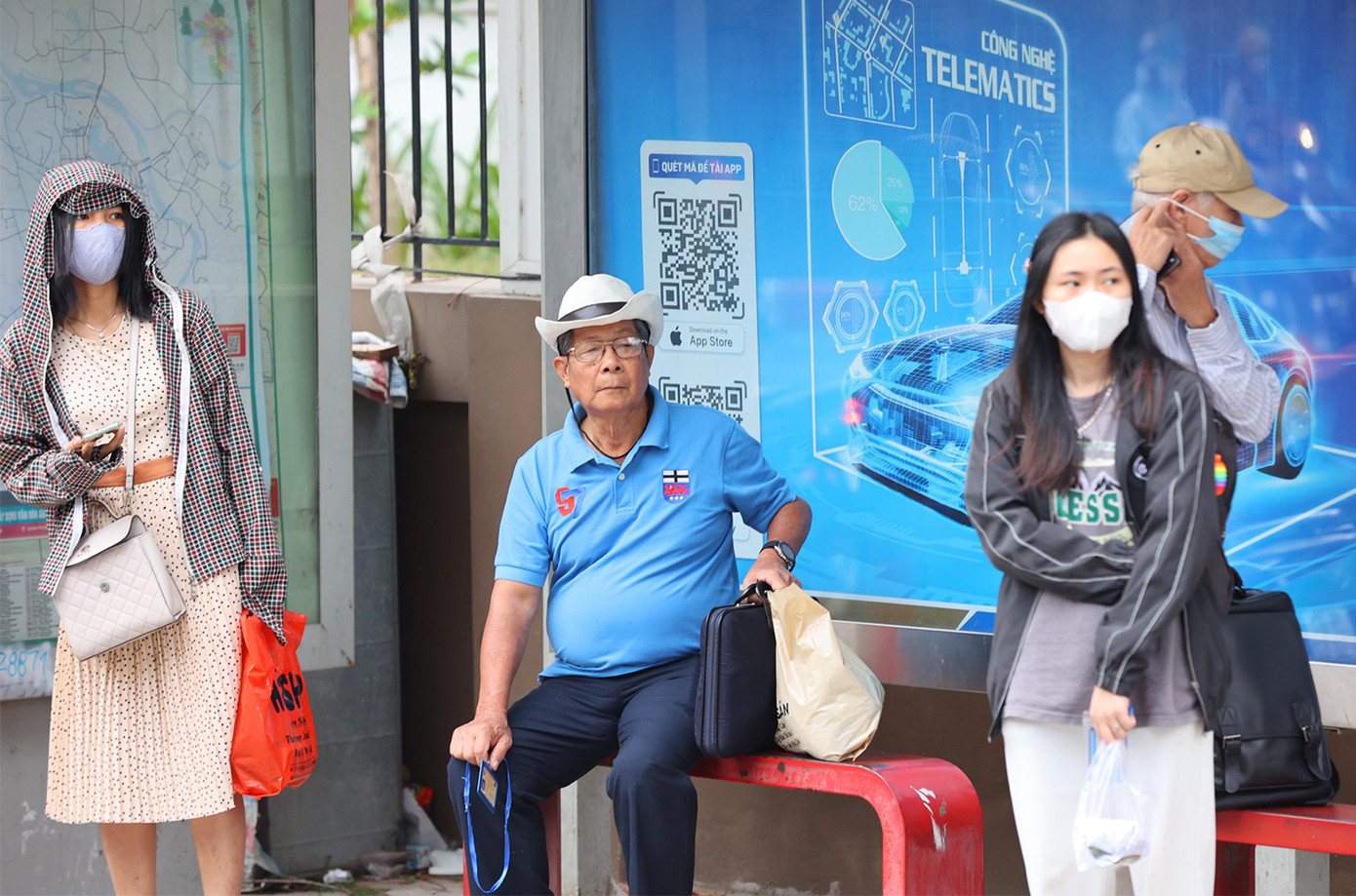 Người dân chờ xe buýt đi làm vào sáng sớm hôm nay.