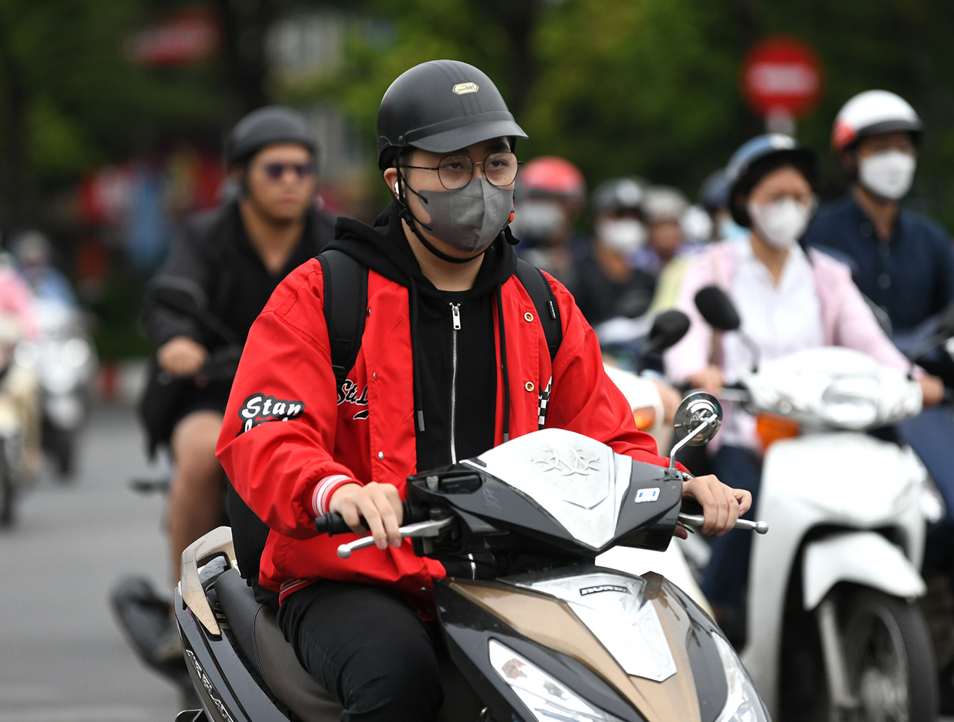 Thời tiết được dự báo thay đổi từ nửa đêm nên ngay từ sáng sớm, nhiều người Hà Nội mặc áo rét khi đi ra đường.