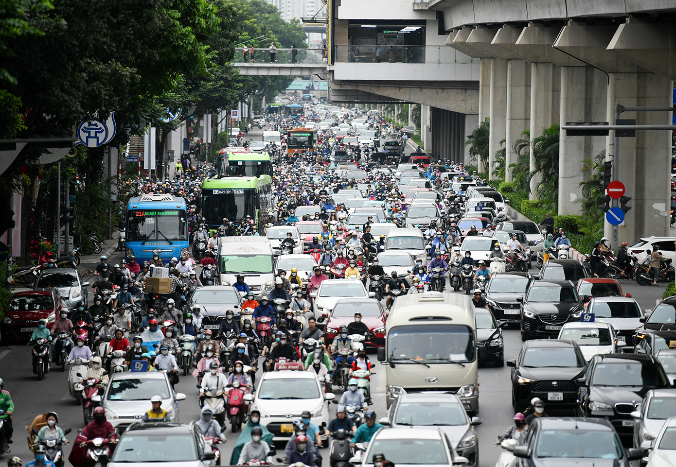 Hà Nội có mưa nhẹ vào đầu giờ sáng, nên lượng xe cá nhân ra đường tăng cao. Trong ảnh là tình cảnh ùn ứ kéo dài hướng đi Ngã Tư Sở.