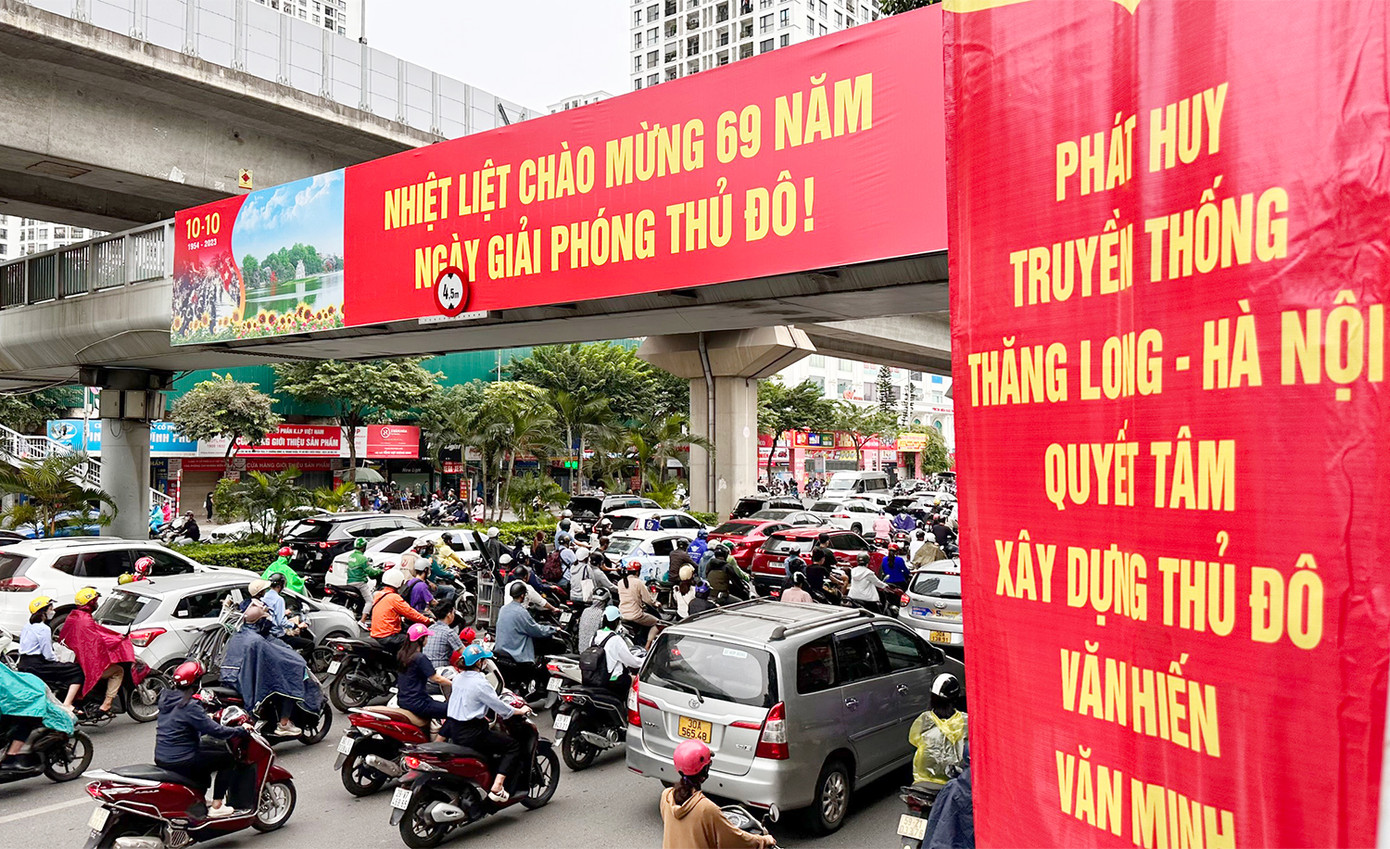 Trên đường Nguyễn Trãi, dòng người và phương tiện nối đuôi nhau từ sáng sớm.