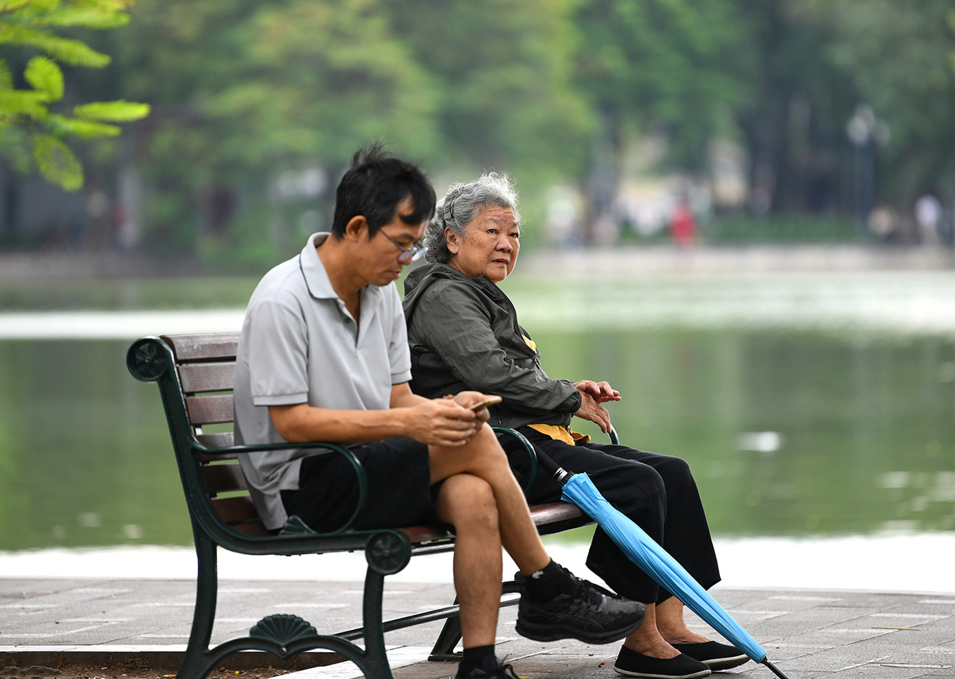 Hình ảnh đời thường tại hồ Hoàn Kiếm vào sáng ngày Hà Nội trở lạnh.