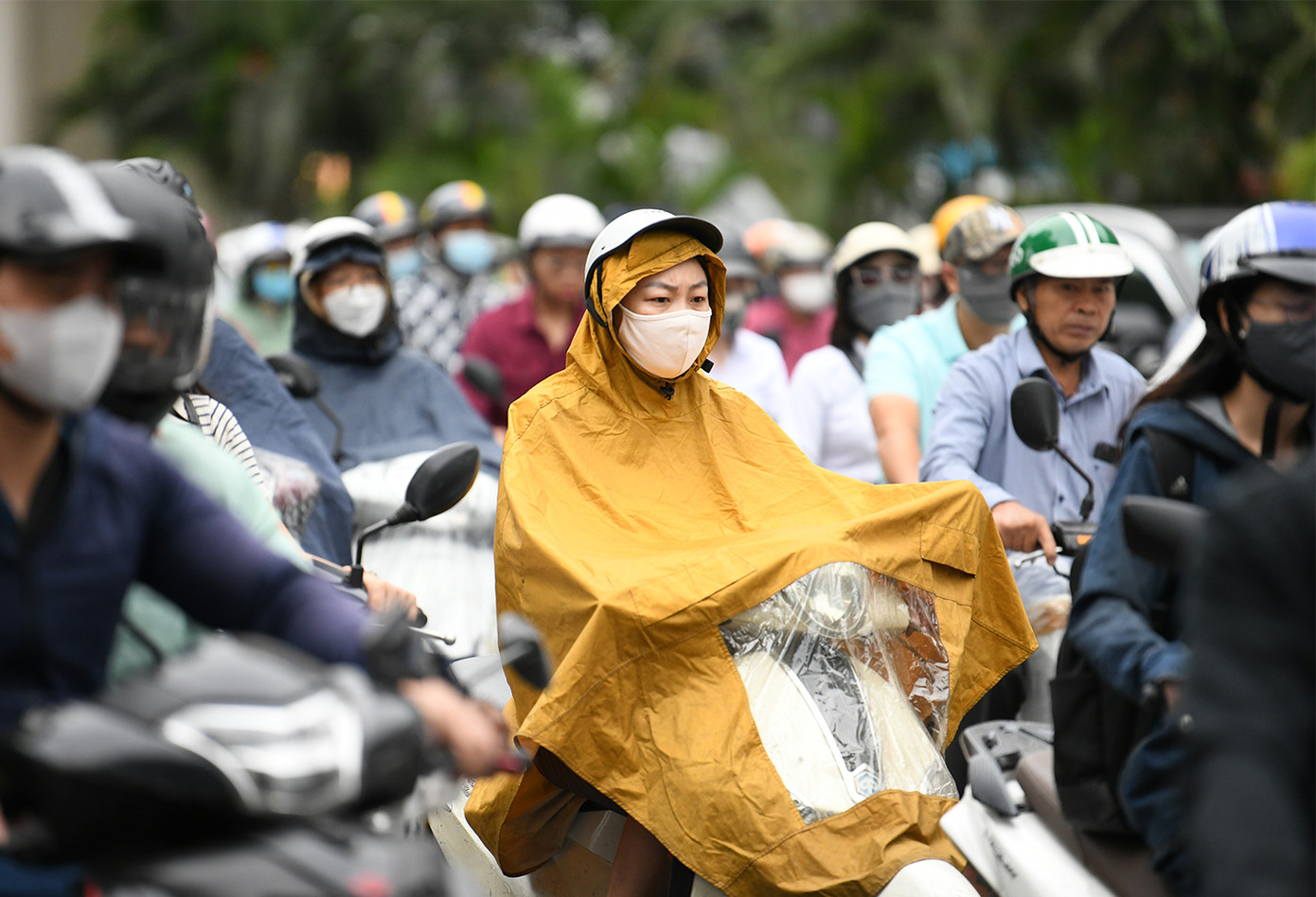 Từ sáng sớm nay, nhiều người dân Hà Nội đã phải mặc thêm áo rét và áo mưa khi ra đường.