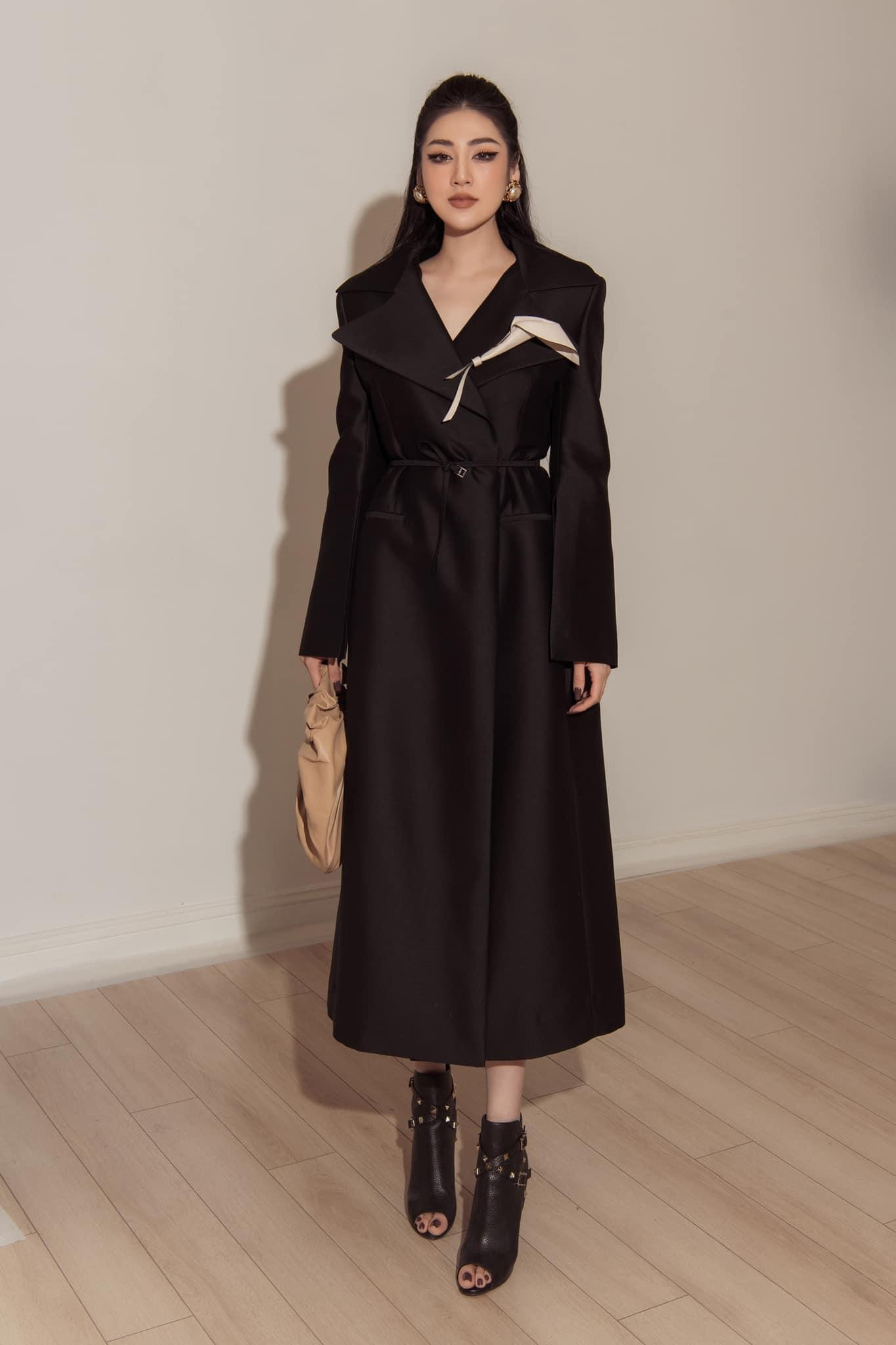 Á hậu Tú Anh khoe nhan sắc thanh lịch, kiêu sa với bộ váy kín đáo tông màu đen.