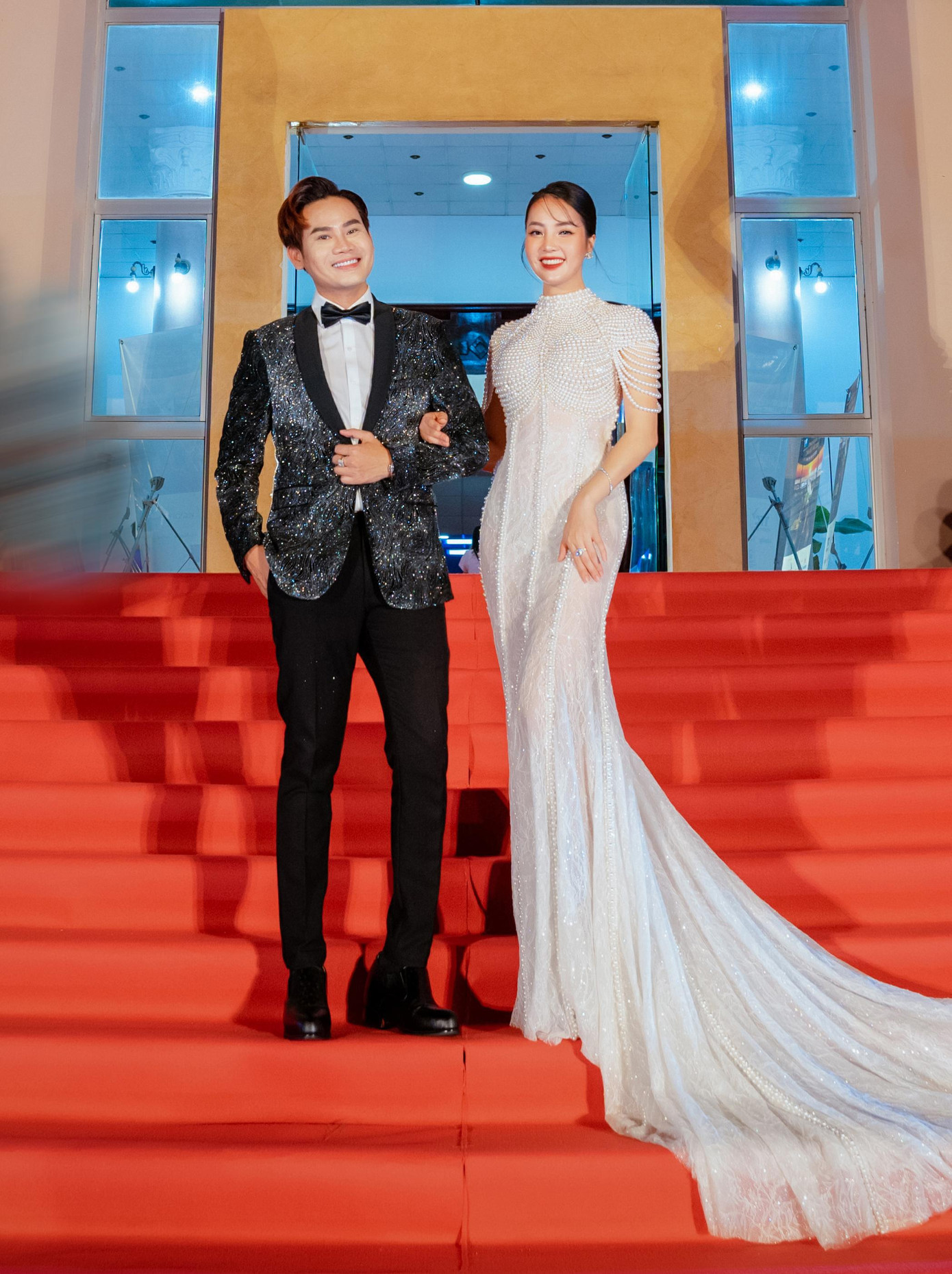 Á hậu Thụy Vân sánh vai MC Hồng Phúc tại lễ trao giải Cánh Diều Vàng 2021. Ảnh: NVCC.