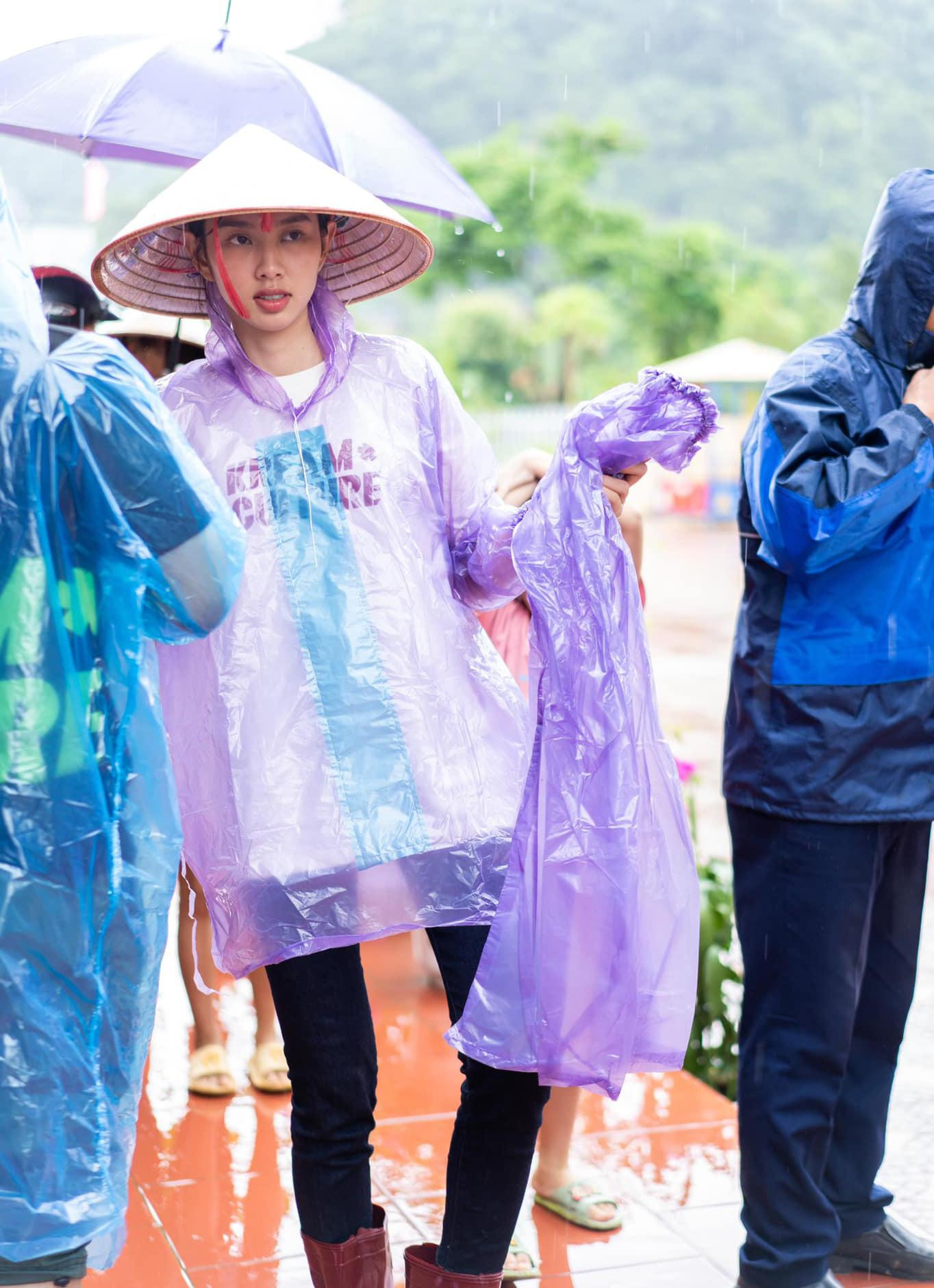 Mặc dù trời mưa to trong suốt quá trình di chuyển đi từ thiện khiến cho đường xá trở nên sình lầy nhưng Thùy Tiên và ê-kíp vẫn kiên trì thực hiện theo đúng kế hoạch.