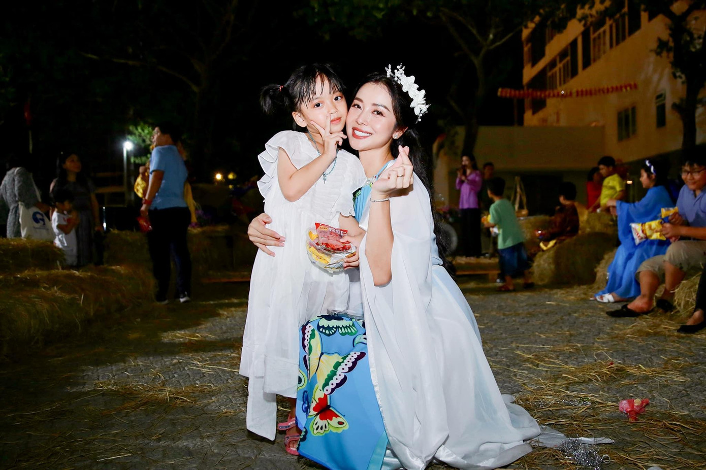 Hoa hậu Jennifer Phạm hoá chị Hằng xinh đẹp, yêu kiều.