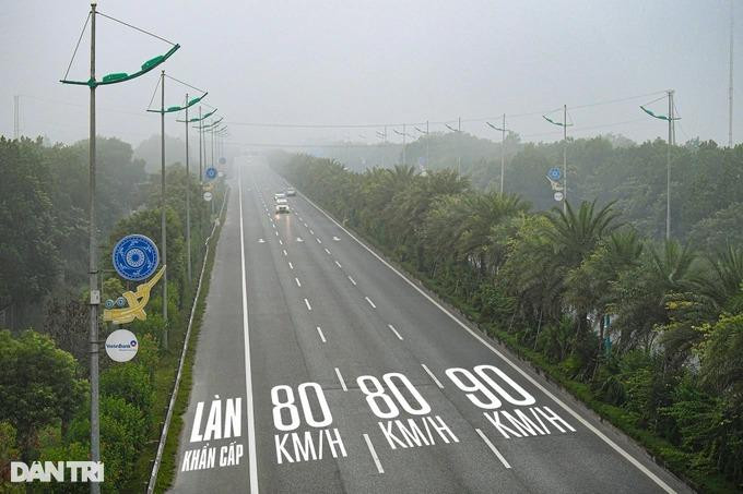 Đường Võ Nguyên Giáp (Hà Nội) có 6 làn dành riêng cho ô tô, tốc độ tối đa 80-90km/h. (Ảnh: Mạnh Quân).