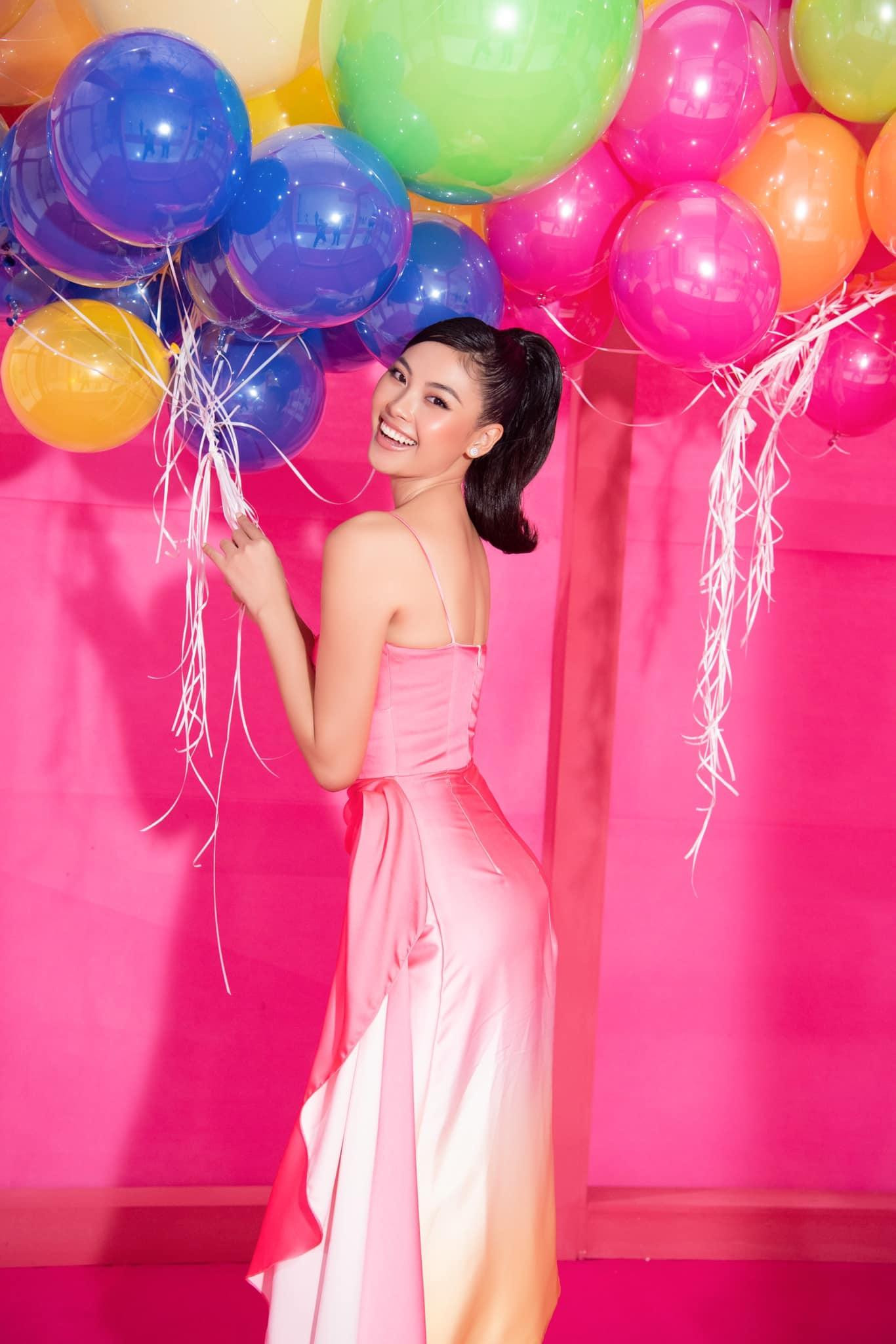 Người đẹp Đào Thị Hà khoe dáng yêu kiều với bộ váy tông màu rực rỡ.