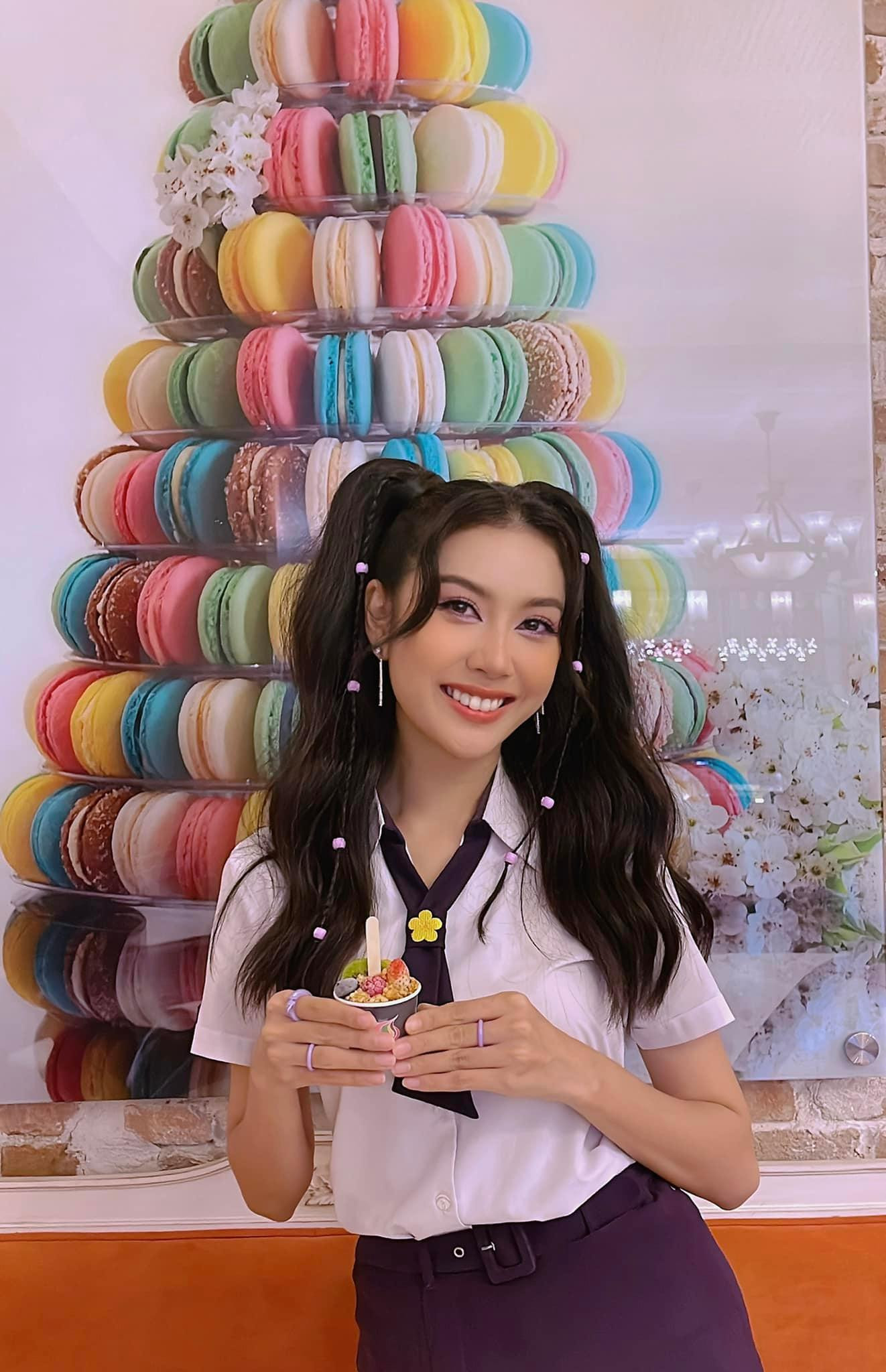 Á hậu Thuý Vân hoá cô nàng nữ sinh duyên dáng trong ngày lễ Trung thu.