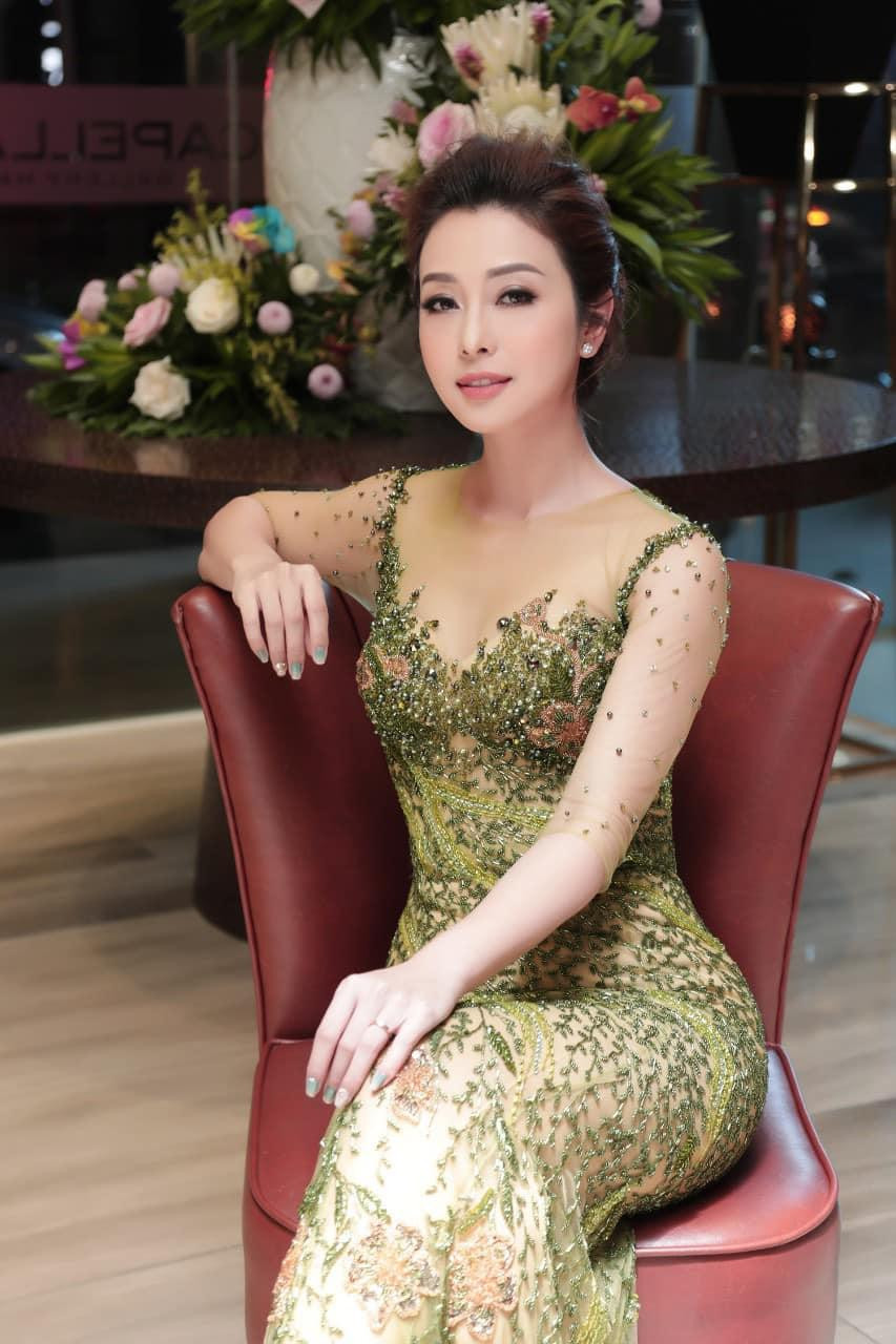 Hoa hậu Jennifer Phạm mặc váy xuyên thấu, đính kết sang trọng.