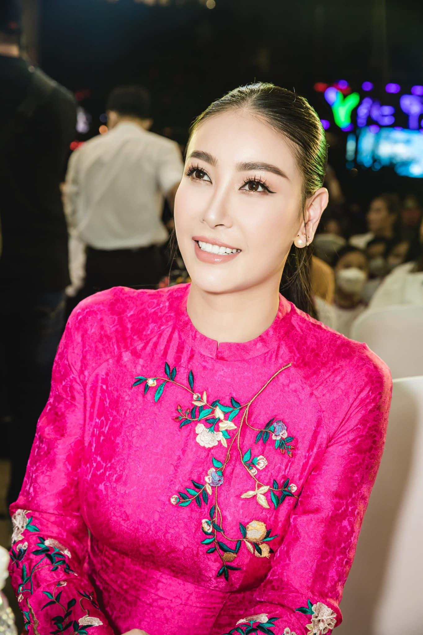 Hoa hậu Hà Kiều Anh khoe nhan sắc nền nã, đằm thắm với áo dài thêu hoạ tiết cầu kỳ.