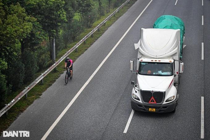 Cơ quan chức năng gặp khó khăn trong giải quyết dứt điểm tình trạng này do ý thức người dân chưa cao. (Ảnh: Mạnh Quân)