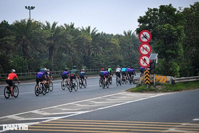 Khoảng 6h sáng 18/9, hàng dài xe đạp "nối đuôi" đi vào làn dành riêng ô tô. (Ảnh: Mạnh Quân).