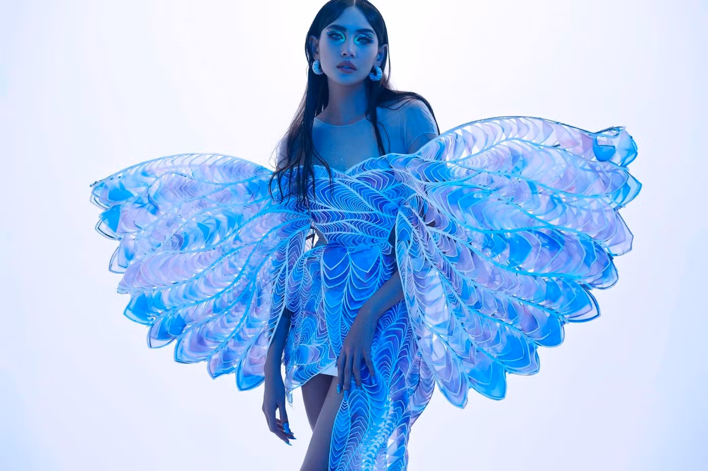 Á hậu Võ Hoàng Yến ấn tượng trong shoot hình thời trang với bộ trang phục phát sáng.
