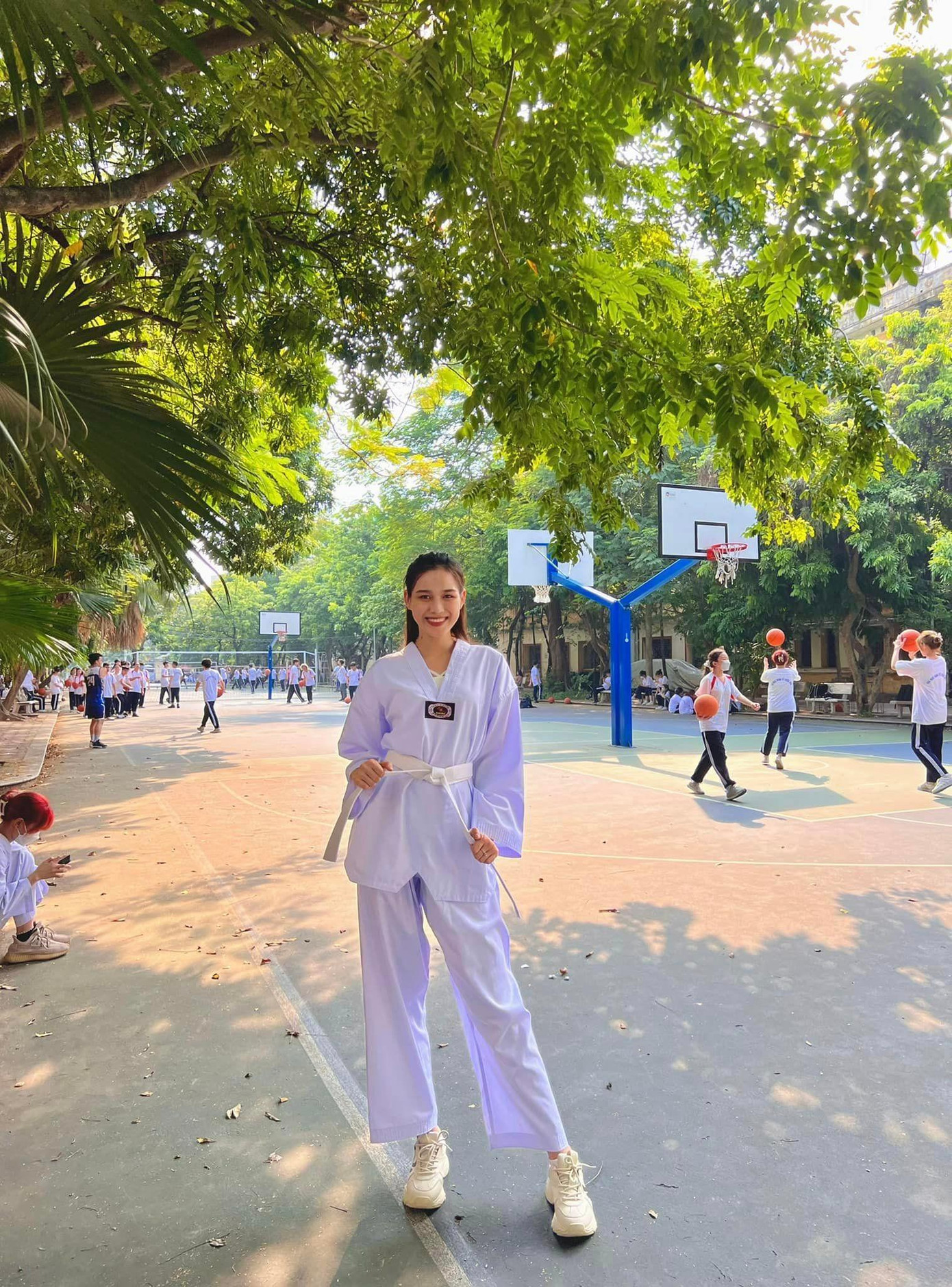 Hoa hậu Đỗ Thị Hà duyên dáng khi tham gia hoạt động ngoại khoá tại trường.