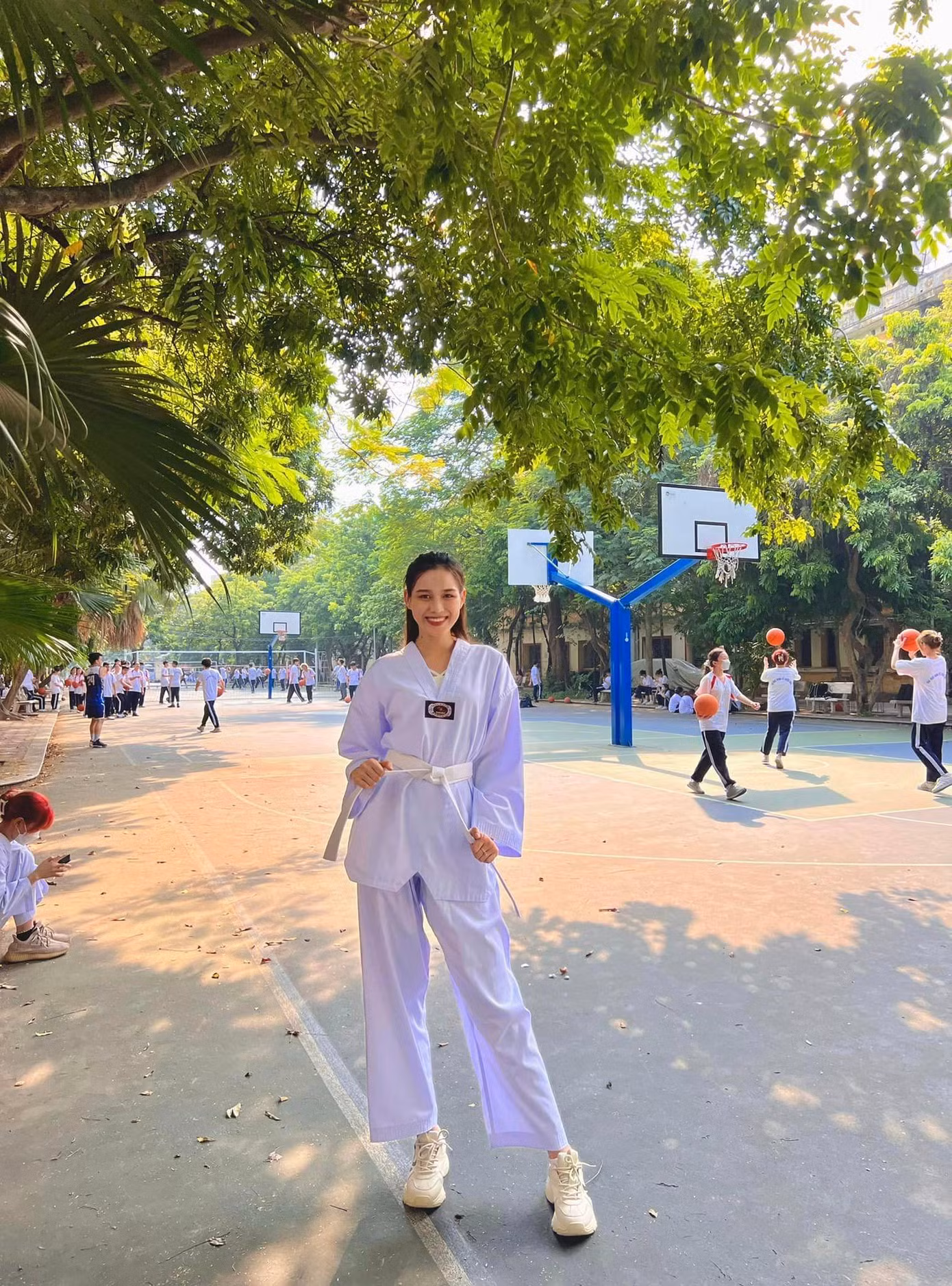 Hoa hậu Đỗ Thị Hà duyên dáng khi tham gia hoạt động ngoại khoá tại trường.