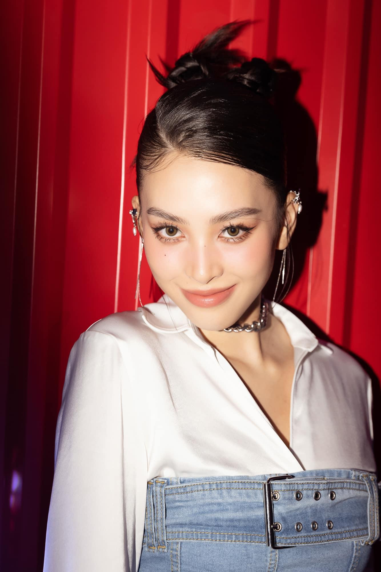 Người đẹp xứ Quảng sử dụng phong cách trang điểm và làm tóc hiện đại, cá tính.