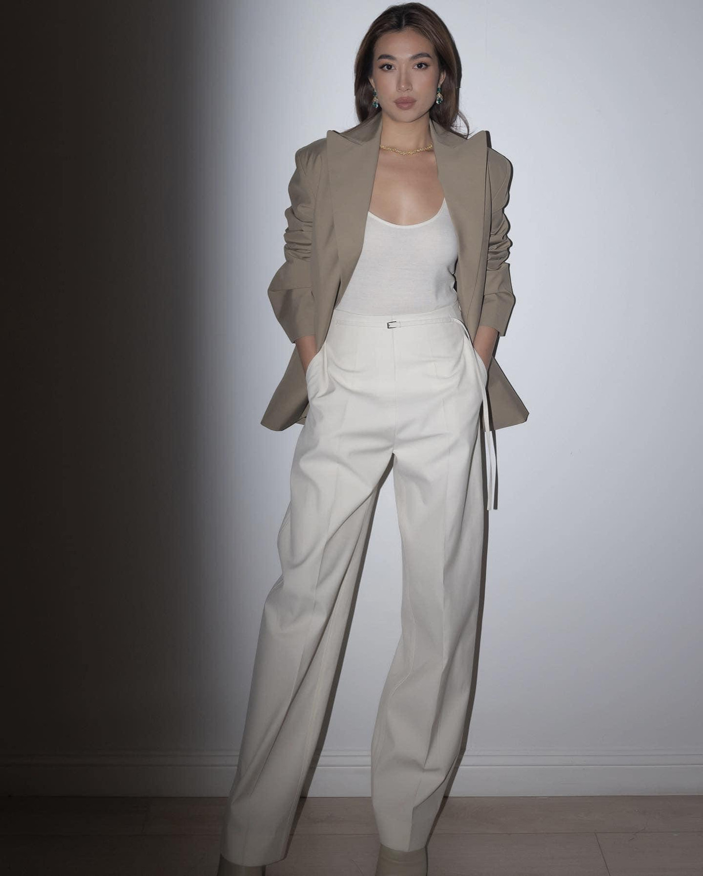 Á hậu Lệ Hằng lịch lãm với phong cách menswear.