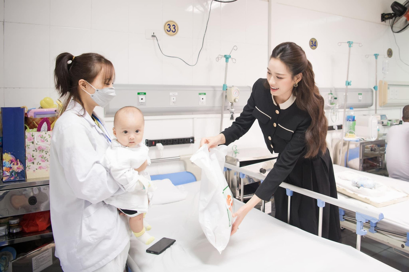 Nàng hậu xứ Thanh đã tới thăm và gửi quà cho các bệnh nhi đang điều trị tại bệnh viện Việt Đức.