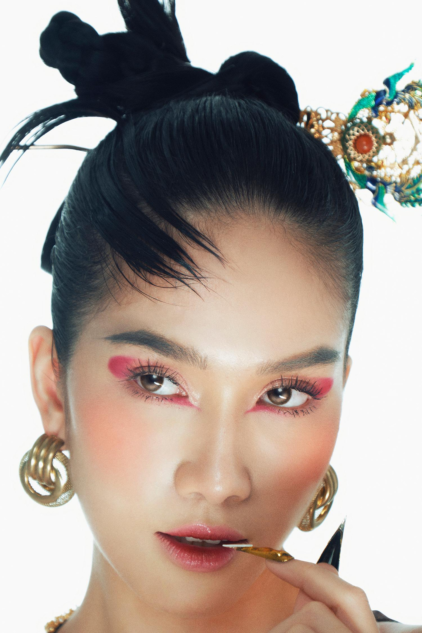 Nhưng lần này, Á hậu Phương Anh đã mang đến một hình ảnh đầy mới mẻ, táo bạo khác xa với những gì mà trước đó cô đã từng thể hiện.