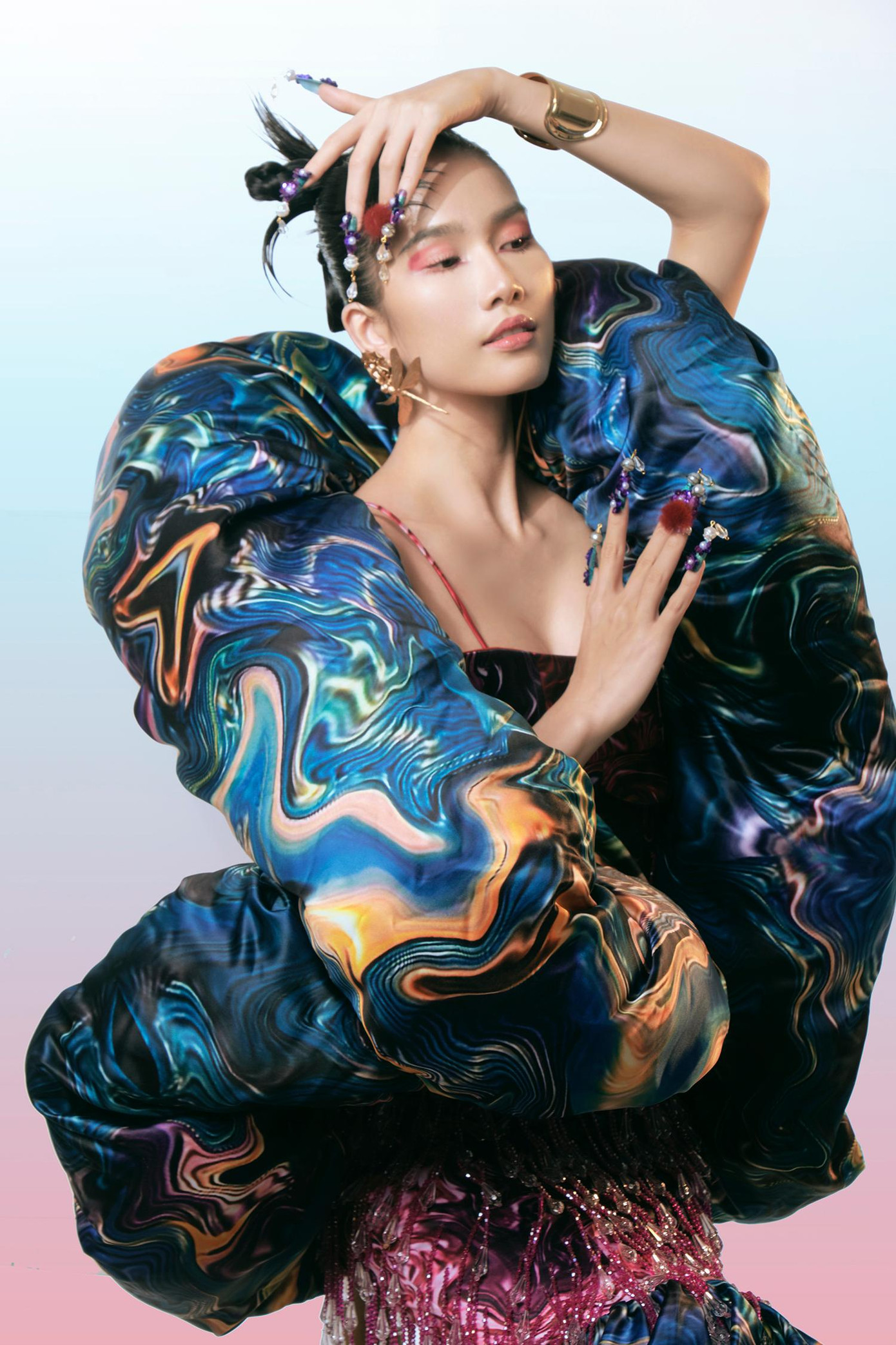 Tất cả hoà quyện vào nhau và tạo nên sự huyền ảo của bộ ảnh, cho người xem cảm giác như đang bị “hớp hồn” bởi chị Hằng phiên bản ma mị lần này.