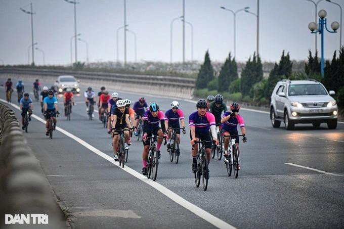 Hàng dài xe đạp đi vào làn đường ô tô. (Ảnh: Mạnh Quân)