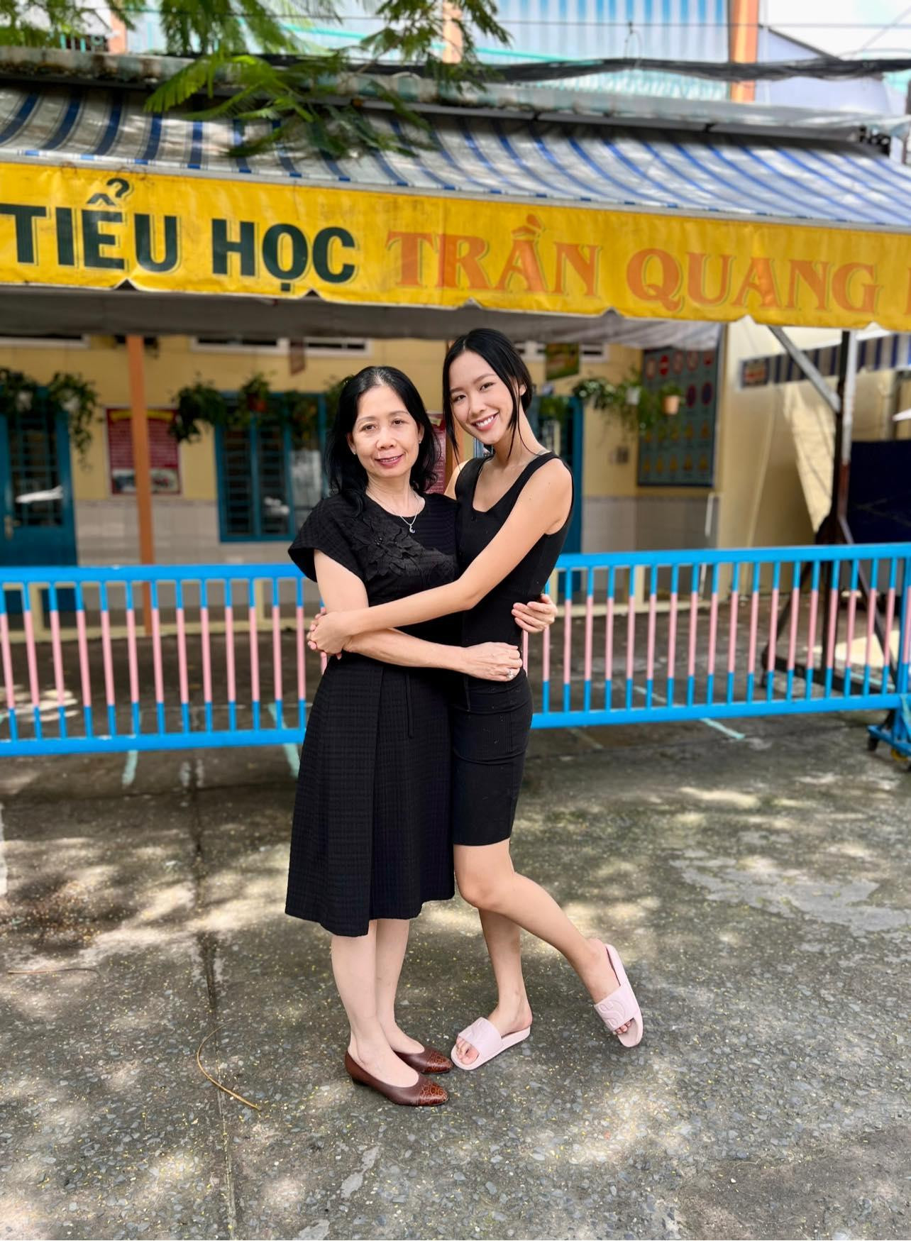 Nàng "Á hậu cao kều" Bảo Ngọc khoe ảnh thân thiết bên mẹ.