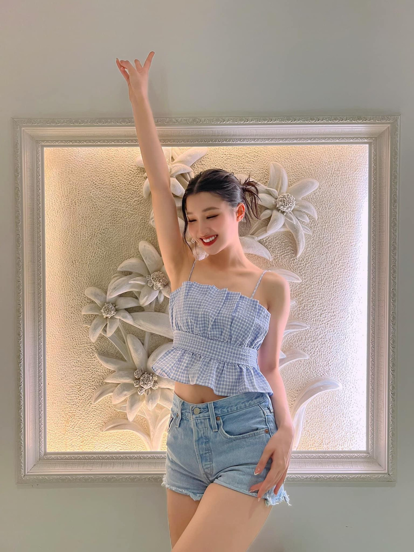 Nàng Á hậu xứ Thanh tự tin khoe vòng eo 'con kiến' thon thả, sexy.