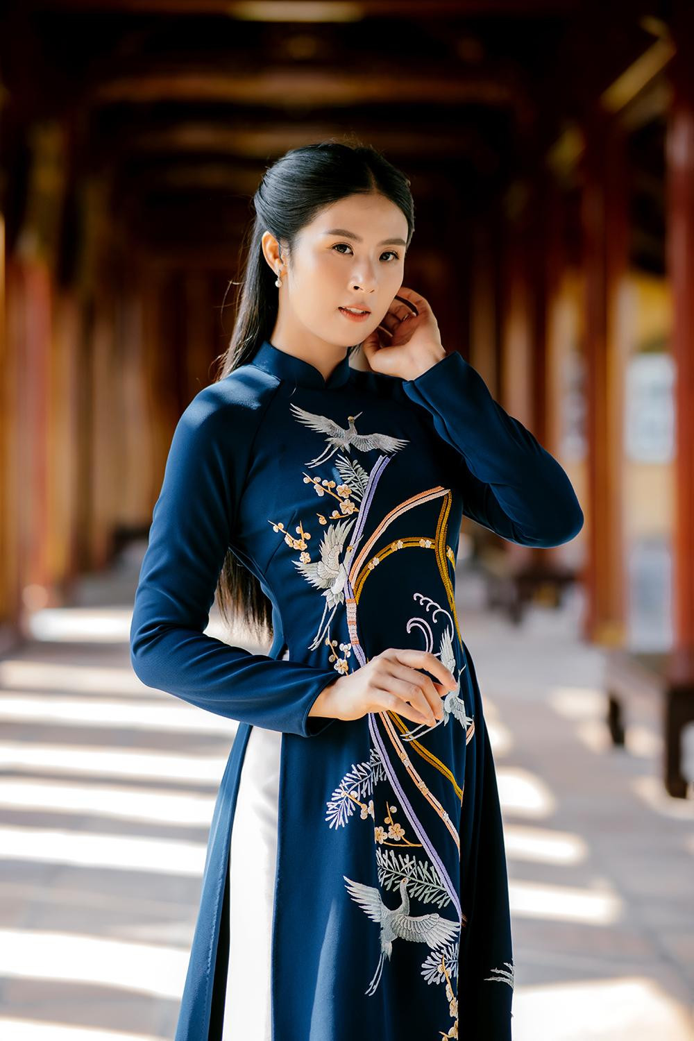 Người đẹp cho biết dù đã đến Đại Nội Huế rất nhiều lần nhưng cô vẫn chưa hết sự ngạc nhiên khi được dẫn đi khám phá những góc mới của di tích lịch sử lâu đời.