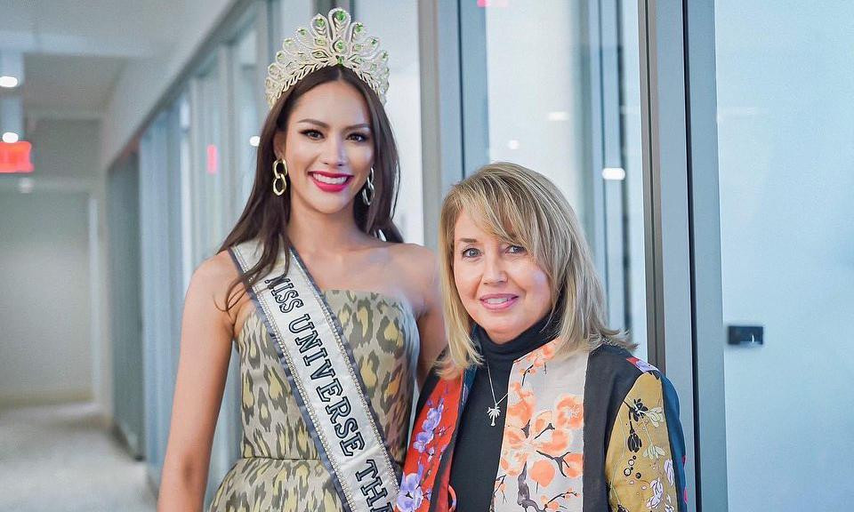 Hoa hậu Hoàn vũ Thái Lan 2022 Anna Sueangam-iam tới thăm trụ sở của tổ chức Miss Universe ở Mỹ.