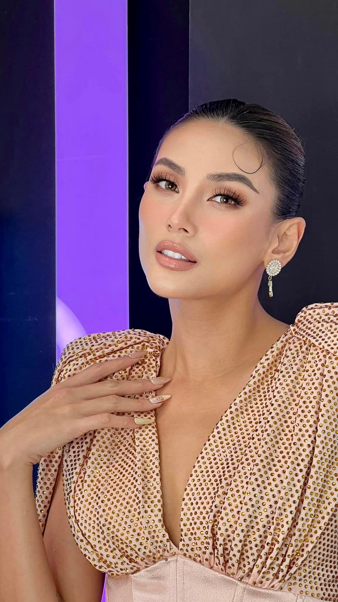 Á hậu Võ Hoàng Yến khoe nhan sắc xinh đẹp, kiêu sa.