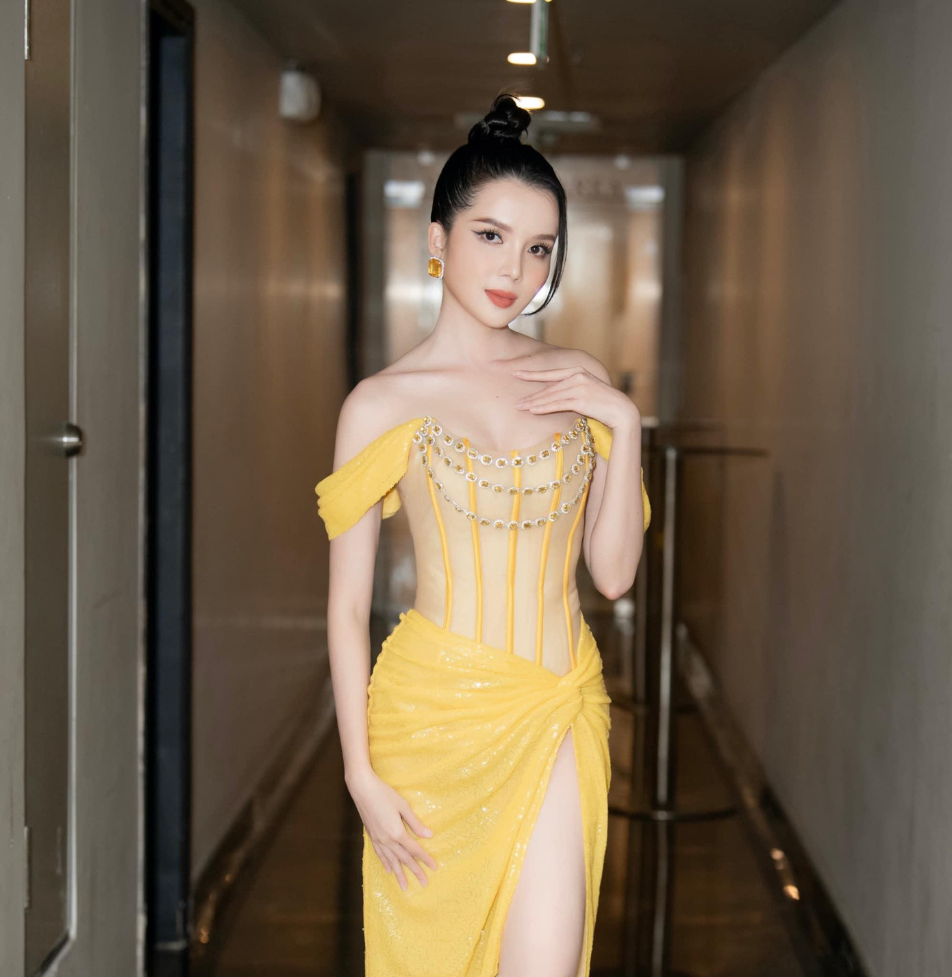 Hoa khôi Cần Thơ Thuý Vi diện váy cúp ngực xẻ đùi nóng bỏng.