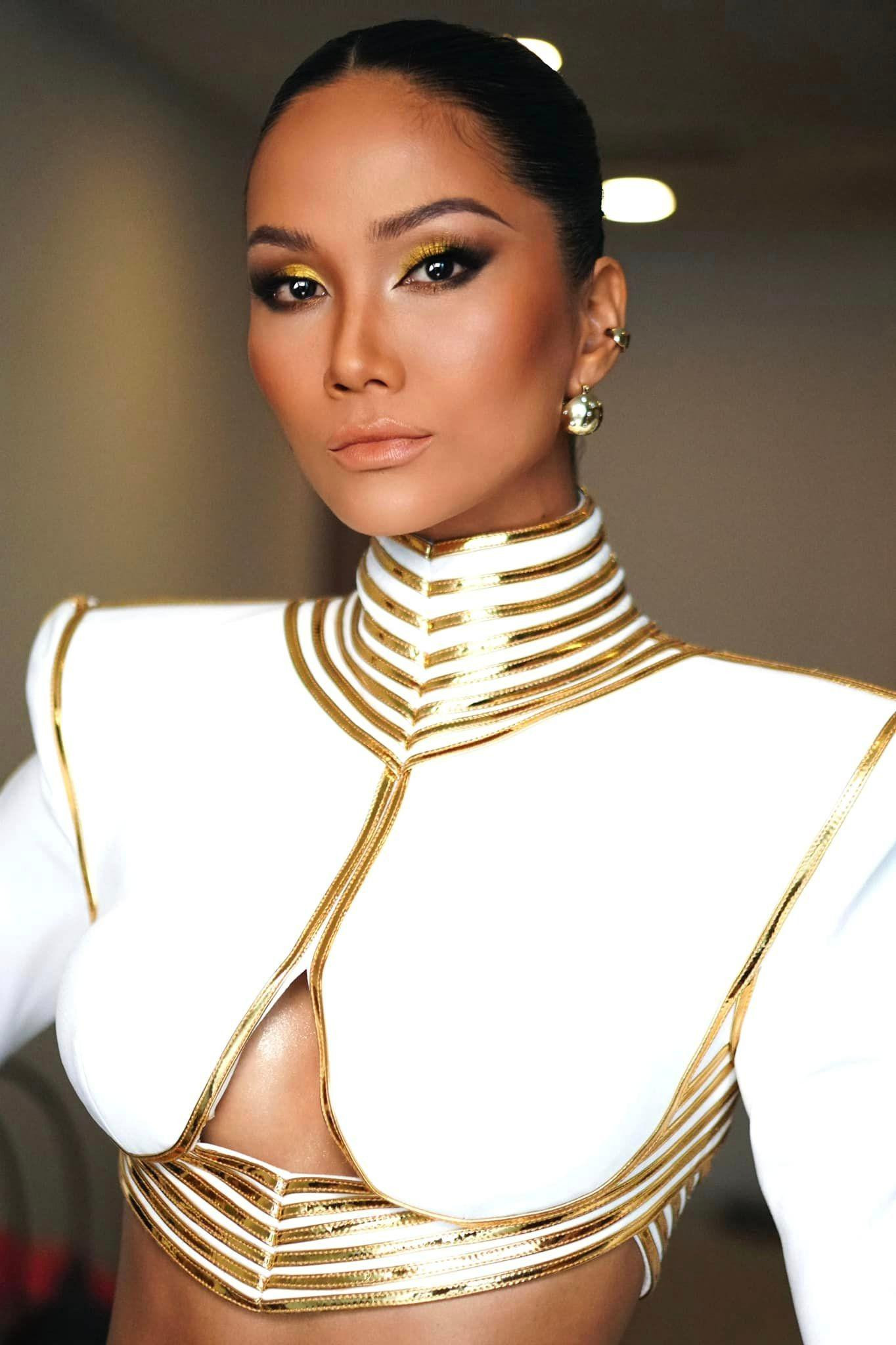 Được biết bộ váy được lấy ý tưởng từ nữ thần Athena trong thần thoại Hy Lạp. Chính vì vậy người đẹp cũng sử dụng phong cách make-up với tông màu vàng gold để phù hợp với thiết kế này.