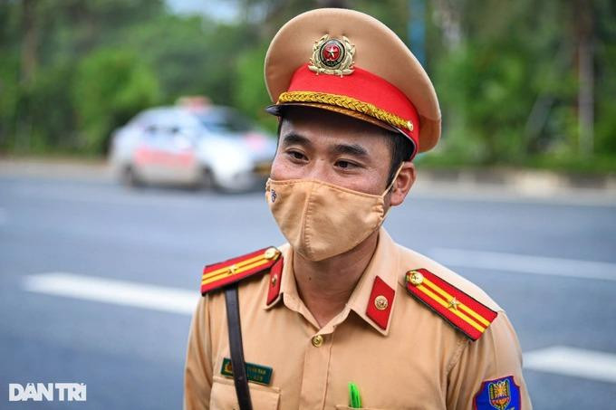 Thiếu tá Ngô Tuấn Nam, Đội Cảnh sát giao thông số 15, Công an TP Hà Nội. (Ảnh: Mạnh Quân)