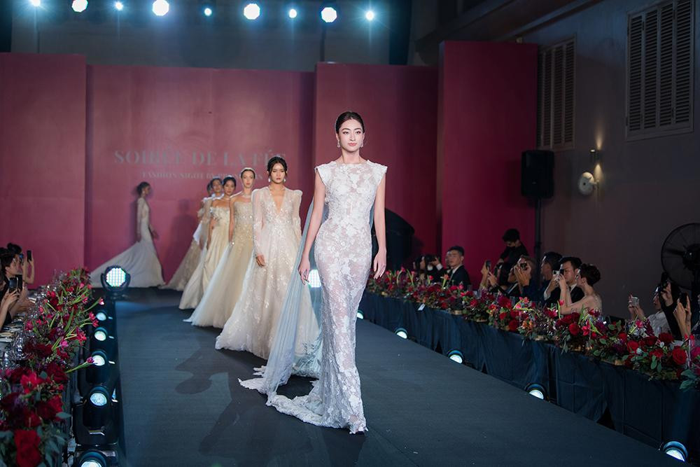 Lương Thuỳ Linh tự tin sải bước trong vai trò vedette cùng các người mẫu của chương trình.