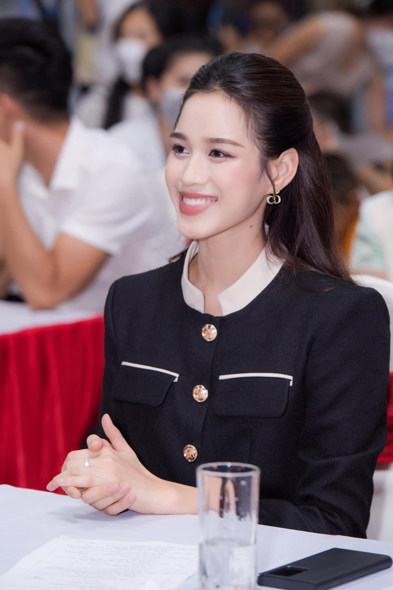 Hoa hậu Đỗ Thị Hà diện trang phục giản dị khi đi từ thiện vào ngày Trung thu.