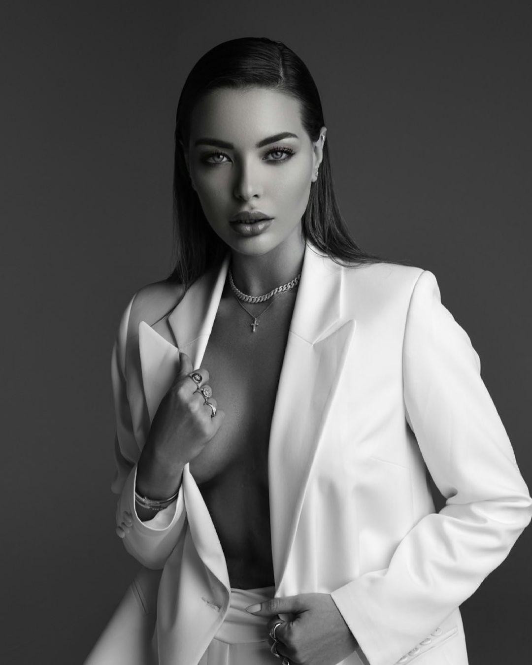 Alicia Faubel là một "Rich Kid" chính hiệu. Alicia Faubel là một "Rich Kid" chính hiệu.