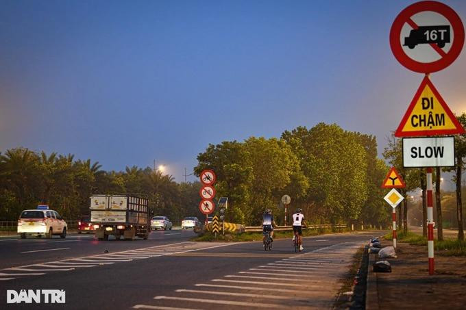 Đầu đường Võ Nguyên Giáp, cơ quan chức năng đã dựng biển cấm xe đạp, xe máy và người đi bộ. (Ảnh: Mạnh Quân).