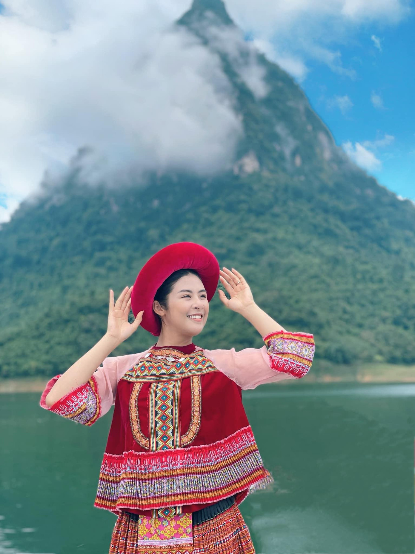 Hoa hậu Ngọc Hân khoe nhan sắc xinh đẹp trong trang phục của người H'Mông.