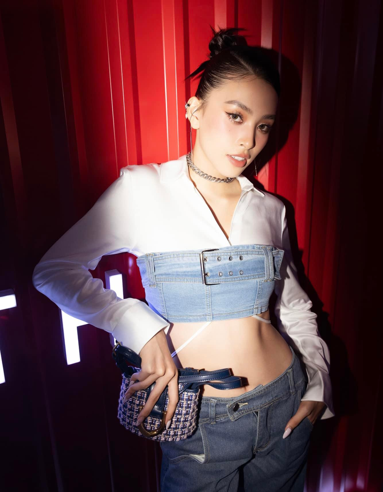 Hoa hậu Tiểu Vy diện áo crop-top độc đáo khoe trọn vòng eo 'con kiến' nóng bỏng khiến fans trầm trồ.