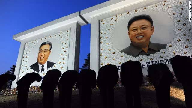 Bức tượng hai cố nhà lãnh đạo Kim Nhật Thành và Kim Jong Il.. Bức khảm hai cố nhà lãnh đạo Kim Nhật Thành và Kim Jong Il.