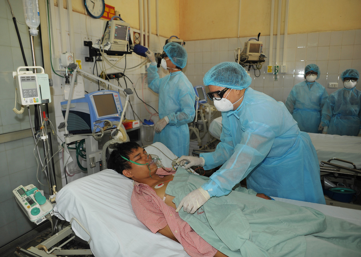 Diễn tập cấp cứu bệnh nhân mắc cúm A/H1N1 tại Bệnh viện Đống Đa, Hà Nội